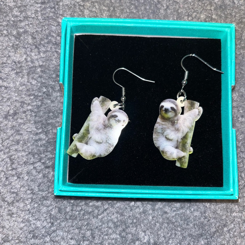 Cute Sloth 🦥 resin earrings - Picture 2 of 4